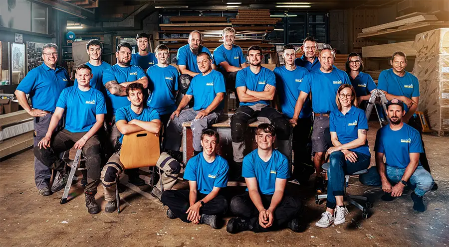 Gruppenbild-Blaeuer-Holzbau-900.webp Team Bläuer Holzbau AG
